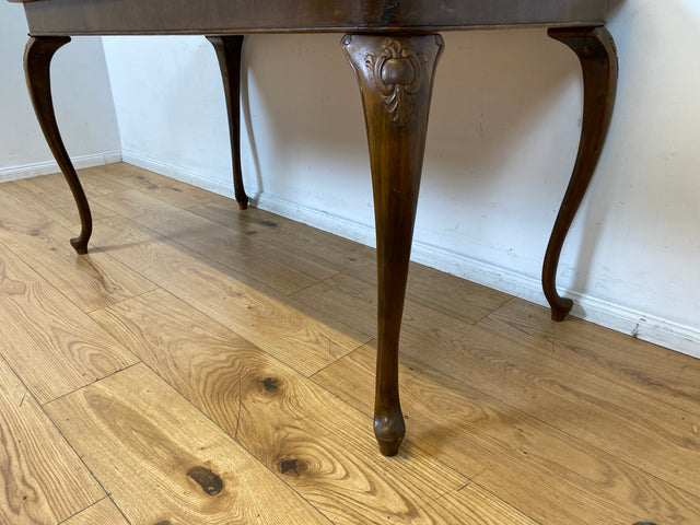 Eleganter ausziehbarer 50er Jahre Chippendale Esstisch mit handverzierten Cabriole Tischbeinen