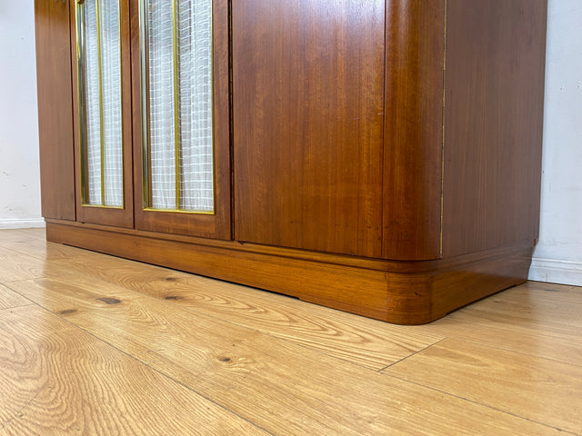 Schöner und hochwertiger 50er Jahre Kleiderschrank aus vollem Holz mit Glastüren und Vorhängen I Schrank Schlafzimmerschrank Wäscheschrank Mid-Century Alt Vintage 60er I
