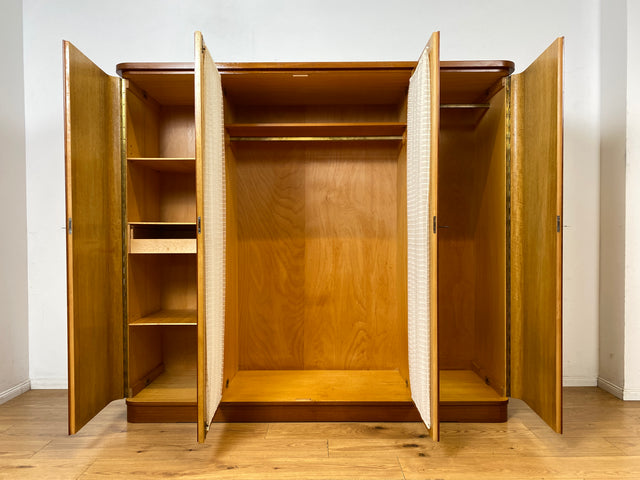 Schöner und hochwertiger 50er Jahre Kleiderschrank aus vollem Holz mit Glastüren und Vorhängen I Schrank Schlafzimmerschrank Wäscheschrank Mid-Century Alt Vintage 60er I