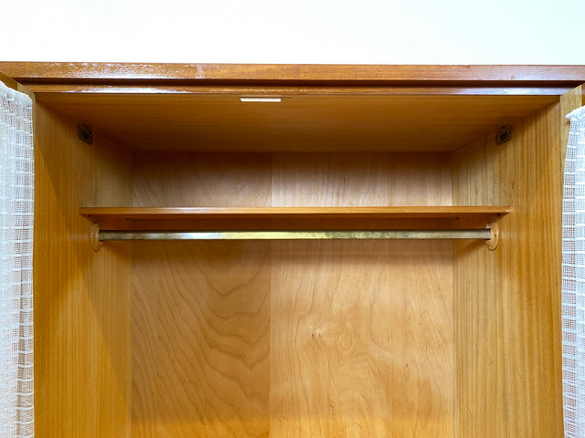 Schöner und hochwertiger 50er Jahre Kleiderschrank aus vollem Holz mit Glastüren und Vorhängen I Schrank Schlafzimmerschrank Wäscheschrank Mid-Century Alt Vintage 60er I