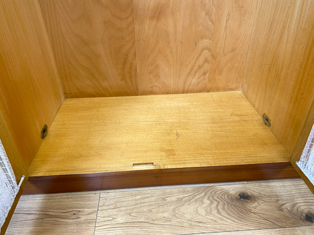 Schöner und hochwertiger 50er Jahre Kleiderschrank aus vollem Holz mit Glastüren und Vorhängen I Schrank Schlafzimmerschrank Wäscheschrank Mid-Century Alt Vintage 60er I