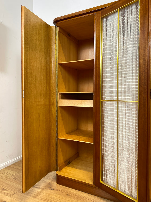 Schöner und hochwertiger 50er Jahre Kleiderschrank aus vollem Holz mit Glastüren und Vorhängen I Schrank Schlafzimmerschrank Wäscheschrank Mid-Century Alt Vintage 60er I