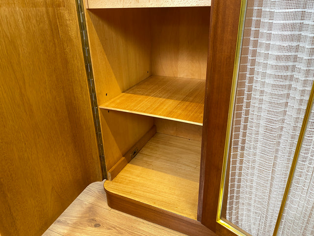 Schöner und hochwertiger 50er Jahre Kleiderschrank aus vollem Holz mit Glastüren und Vorhängen I Schrank Schlafzimmerschrank Wäscheschrank Mid-Century Alt Vintage 60er I