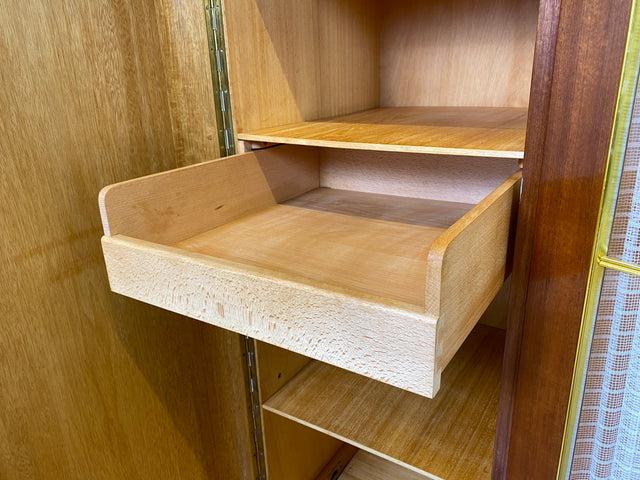 Schöner und hochwertiger 50er Jahre Kleiderschrank aus vollem Holz mit Glastüren und Vorhängen I Schrank Schlafzimmerschrank Wäscheschrank Mid-Century Alt Vintage 60er I
