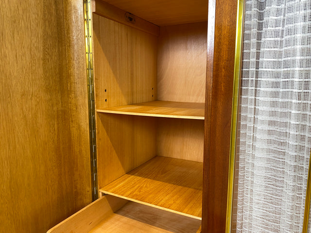 Schöner und hochwertiger 50er Jahre Kleiderschrank aus vollem Holz mit Glastüren und Vorhängen I Schrank Schlafzimmerschrank Wäscheschrank Mid-Century Alt Vintage 60er I