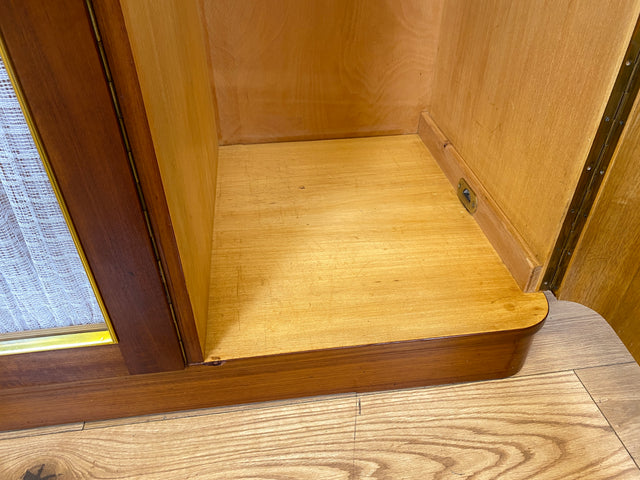 Schöner und hochwertiger 50er Jahre Kleiderschrank aus vollem Holz mit Glastüren und Vorhängen I Schrank Schlafzimmerschrank Wäscheschrank Mid-Century Alt Vintage 60er I