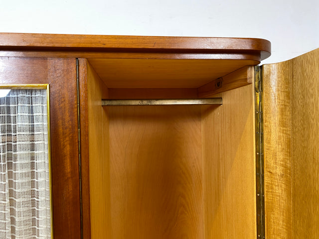 Schöner und hochwertiger 50er Jahre Kleiderschrank aus vollem Holz mit Glastüren und Vorhängen I Schrank Schlafzimmerschrank Wäscheschrank Mid-Century Alt Vintage 60er I