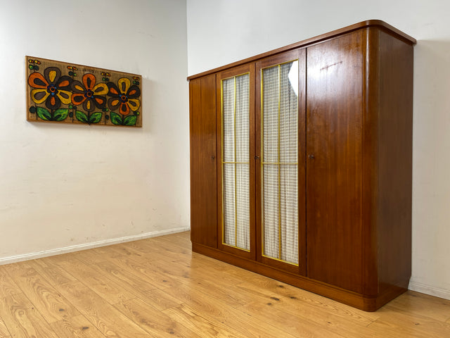 Schöner und hochwertiger 50er Jahre Kleiderschrank aus vollem Holz mit Glastüren und Vorhängen I Schrank Schlafzimmerschrank Wäscheschrank Mid-Century Alt Vintage 60er I