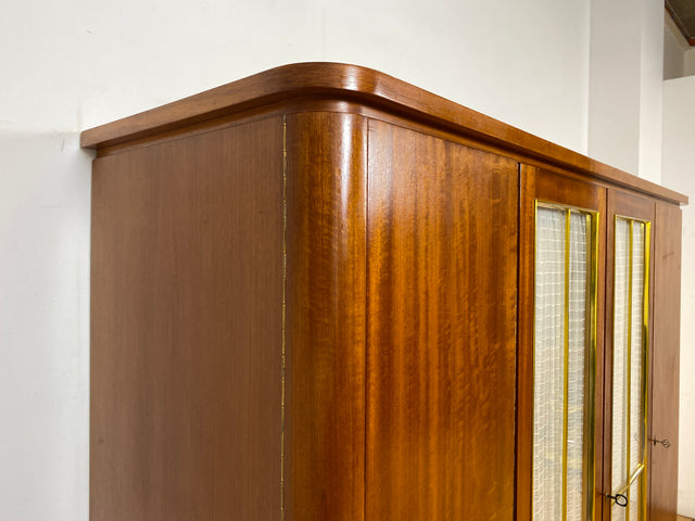 Schöner und hochwertiger 50er Jahre Kleiderschrank aus vollem Holz mit Glastüren und Vorhängen I Schrank Schlafzimmerschrank Wäscheschrank Mid-Century Alt Vintage 60er I