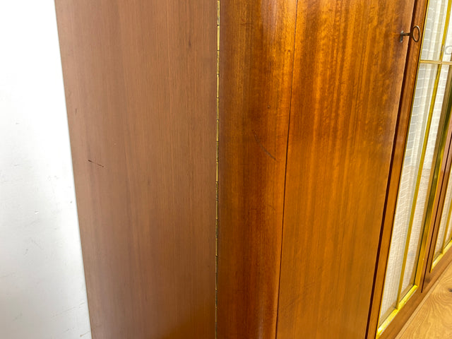 Schöner und hochwertiger 50er Jahre Kleiderschrank aus vollem Holz mit Glastüren und Vorhängen I Schrank Schlafzimmerschrank Wäscheschrank Mid-Century Alt Vintage 60er I