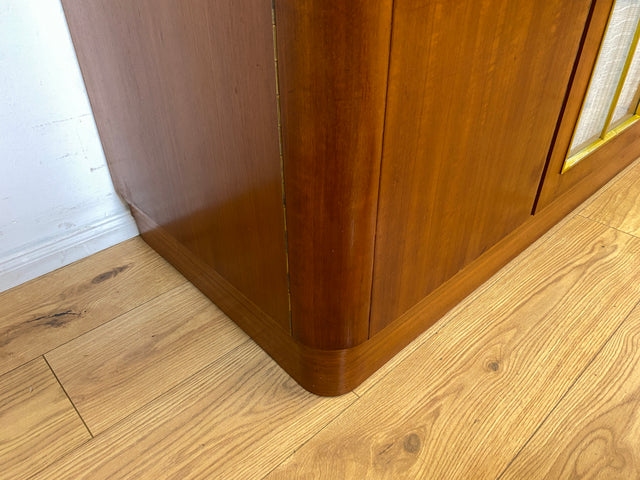 Schöner und hochwertiger 50er Jahre Kleiderschrank aus vollem Holz mit Glastüren und Vorhängen I Schrank Schlafzimmerschrank Wäscheschrank Mid-Century Alt Vintage 60er I