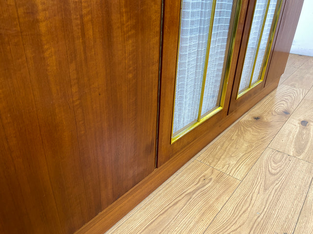Schöner und hochwertiger 50er Jahre Kleiderschrank aus vollem Holz mit Glastüren und Vorhängen I Schrank Schlafzimmerschrank Wäscheschrank Mid-Century Alt Vintage 60er I