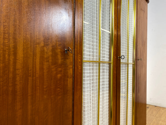 Schöner und hochwertiger 50er Jahre Kleiderschrank aus vollem Holz mit Glastüren und Vorhängen I Schrank Schlafzimmerschrank Wäscheschrank Mid-Century Alt Vintage 60er I