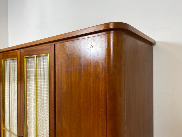 Schöner und hochwertiger 50er Jahre Kleiderschrank aus vollem Holz mit Glastüren und Vorhängen I Schrank Schlafzimmerschrank Wäscheschrank Mid-Century Alt Vintage 60er I