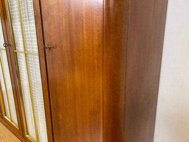 Schöner und hochwertiger 50er Jahre Kleiderschrank aus vollem Holz mit Glastüren und Vorhängen I Schrank Schlafzimmerschrank Wäscheschrank Mid-Century Alt Vintage 60er I
