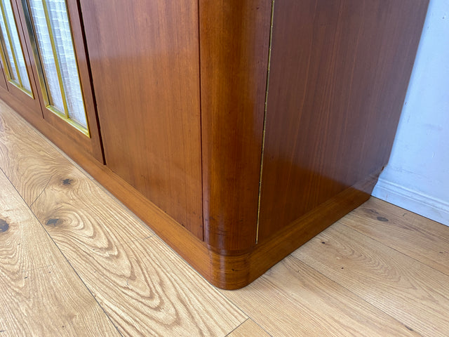 Schöner und hochwertiger 50er Jahre Kleiderschrank aus vollem Holz mit Glastüren und Vorhängen I Schrank Schlafzimmerschrank Wäscheschrank Mid-Century Alt Vintage 60er I