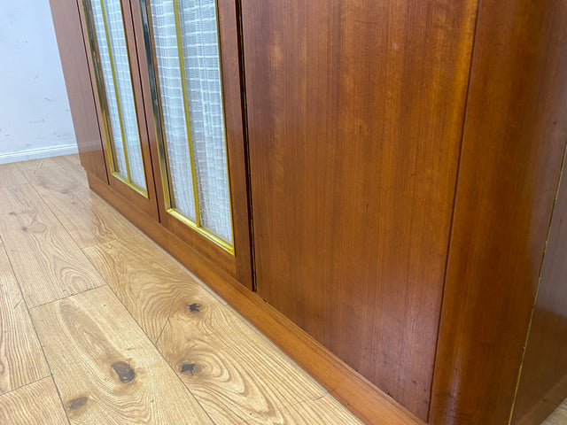 Schöner und hochwertiger 50er Jahre Kleiderschrank aus vollem Holz mit Glastüren und Vorhängen I Schrank Schlafzimmerschrank Wäscheschrank Mid-Century Alt Vintage 60er I