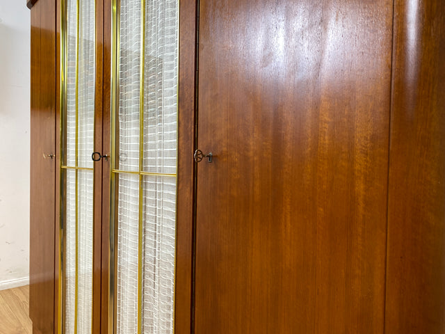 Schöner und hochwertiger 50er Jahre Kleiderschrank aus vollem Holz mit Glastüren und Vorhängen I Schrank Schlafzimmerschrank Wäscheschrank Mid-Century Alt Vintage 60er I