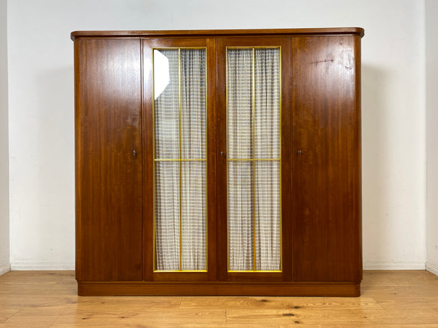 Schöner und hochwertiger 50er Jahre Kleiderschrank aus vollem Holz mit Glastüren und Vorhängen I Schrank Schlafzimmerschrank Wäscheschrank Mid-Century Alt Vintage 60er I