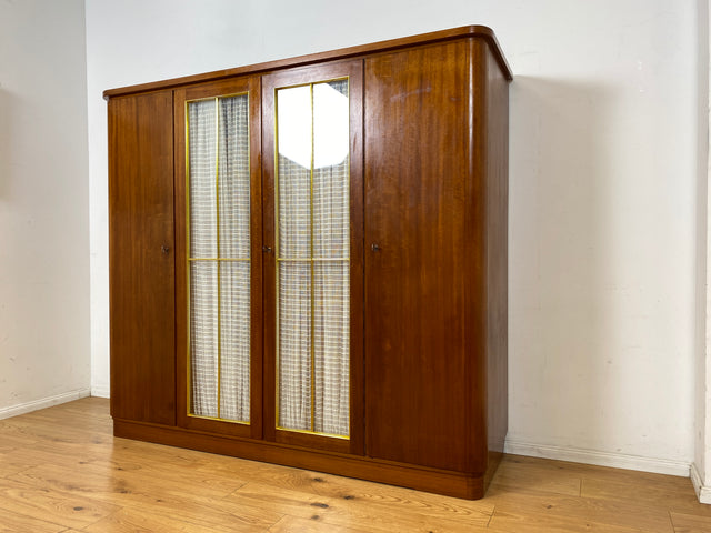 Schöner und hochwertiger 50er Jahre Kleiderschrank aus vollem Holz mit Glastüren und Vorhängen I Schrank Schlafzimmerschrank Wäscheschrank Mid-Century Alt Vintage 60er I