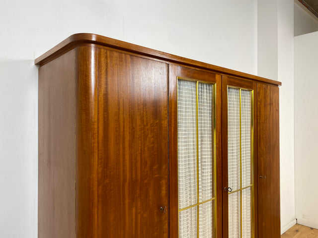 Schöner und hochwertiger 50er Jahre Kleiderschrank aus vollem Holz mit Glastüren und Vorhängen I Schrank Schlafzimmerschrank Wäscheschrank Mid-Century Alt Vintage 60er I