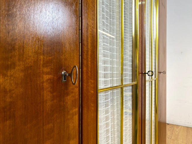 Schöner und hochwertiger 50er Jahre Kleiderschrank aus vollem Holz mit Glastüren und Vorhängen I Schrank Schlafzimmerschrank Wäscheschrank Mid-Century Alt Vintage 60er I