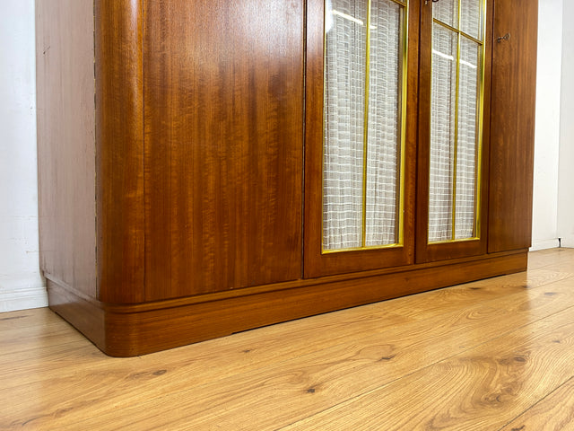 Schöner und hochwertiger 50er Jahre Kleiderschrank aus vollem Holz mit Glastüren und Vorhängen I Schrank Schlafzimmerschrank Wäscheschrank Mid-Century Alt Vintage 60er I