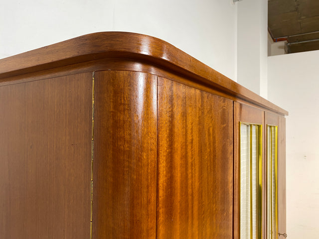 Schöner und hochwertiger 50er Jahre Kleiderschrank aus vollem Holz mit Glastüren und Vorhängen I Schrank Schlafzimmerschrank Wäscheschrank Mid-Century Alt Vintage 60er I