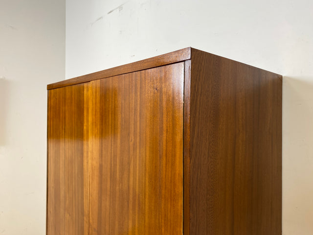 Hochwertiger 50er Jahre Kleiderschrank aus vollem Holz mit Spiegel und zeittypischen konischen Füßen I Schrank Wäscheschrank Schlafzimmerschrank Wardrobe Mid-Century 60er I