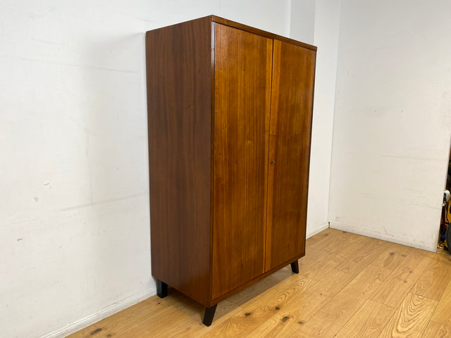 Hochwertiger 50er Jahre Kleiderschrank aus vollem Holz mit Spiegel und zeittypischen konischen Füßen I Schrank Wäscheschrank Schlafzimmerschrank Wardrobe Mid-Century 60er I