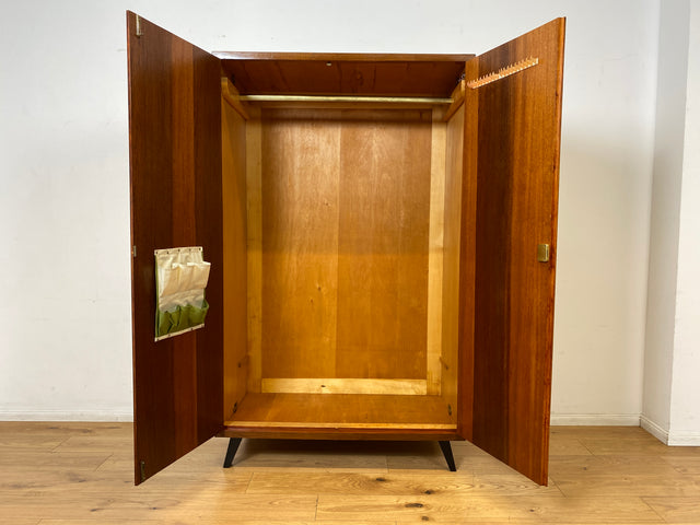 Hochwertiger 50er Jahre Kleiderschrank aus vollem Holz mit Spiegel und zeittypischen konischen Füßen I Schrank Wäscheschrank Schlafzimmerschrank Wardrobe Mid-Century 60er I