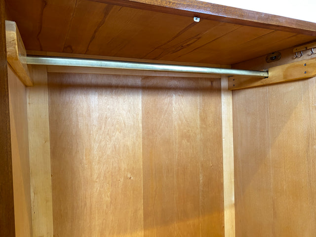 Hochwertiger 50er Jahre Kleiderschrank aus vollem Holz mit Spiegel und zeittypischen konischen Füßen I Schrank Wäscheschrank Schlafzimmerschrank Wardrobe Mid-Century 60er I