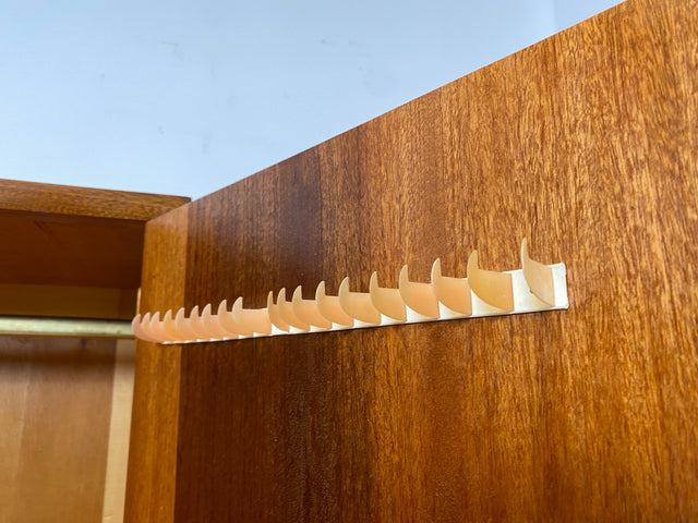 Hochwertiger 50er Jahre Kleiderschrank aus vollem Holz mit Spiegel und zeittypischen konischen Füßen I Schrank Wäscheschrank Schlafzimmerschrank Wardrobe Mid-Century 60er I