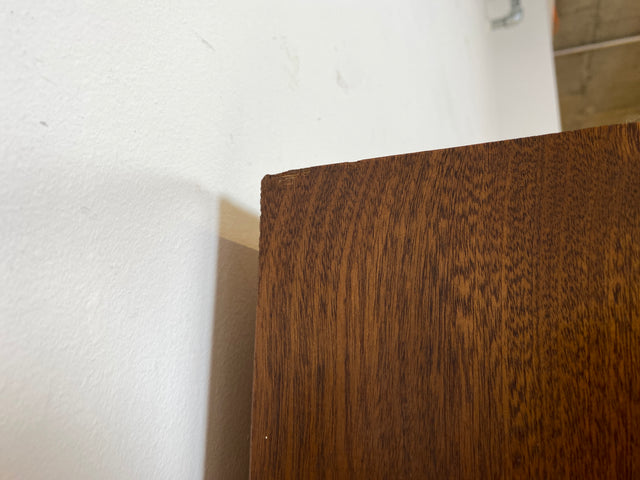 Hochwertiger 50er Jahre Kleiderschrank aus vollem Holz mit Spiegel und zeittypischen konischen Füßen I Schrank Wäscheschrank Schlafzimmerschrank Wardrobe Mid-Century 60er I