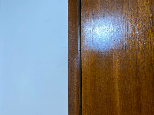 Hochwertiger 50er Jahre Kleiderschrank aus vollem Holz mit Spiegel und zeittypischen konischen Füßen I Schrank Wäscheschrank Schlafzimmerschrank Wardrobe Mid-Century 60er I