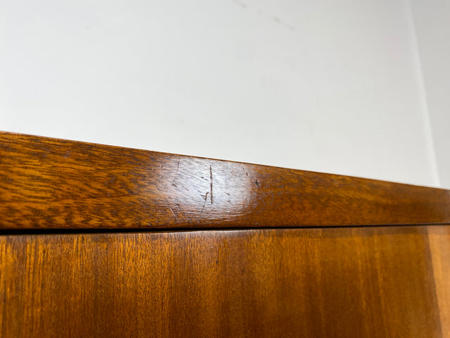 Hochwertiger 50er Jahre Kleiderschrank aus vollem Holz mit Spiegel und zeittypischen konischen Füßen I Schrank Wäscheschrank Schlafzimmerschrank Wardrobe Mid-Century 60er I