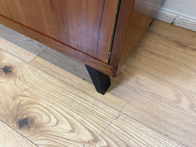 Hochwertiger 50er Jahre Kleiderschrank aus vollem Holz mit Spiegel und zeittypischen konischen Füßen I Schrank Wäscheschrank Schlafzimmerschrank Wardrobe Mid-Century 60er I