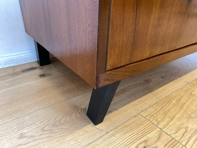 Hochwertiger 50er Jahre Kleiderschrank aus vollem Holz mit Spiegel und zeittypischen konischen Füßen I Schrank Wäscheschrank Schlafzimmerschrank Wardrobe Mid-Century 60er I