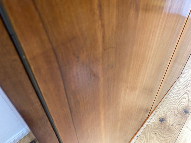 Hochwertiger 50er Jahre Kleiderschrank aus vollem Holz mit Spiegel und zeittypischen konischen Füßen I Schrank Wäscheschrank Schlafzimmerschrank Wardrobe Mid-Century 60er I