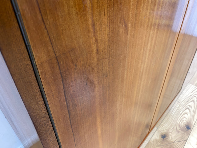 Hochwertiger 50er Jahre Kleiderschrank aus vollem Holz mit Spiegel und zeittypischen konischen Füßen I Schrank Wäscheschrank Schlafzimmerschrank Wardrobe Mid-Century 60er I