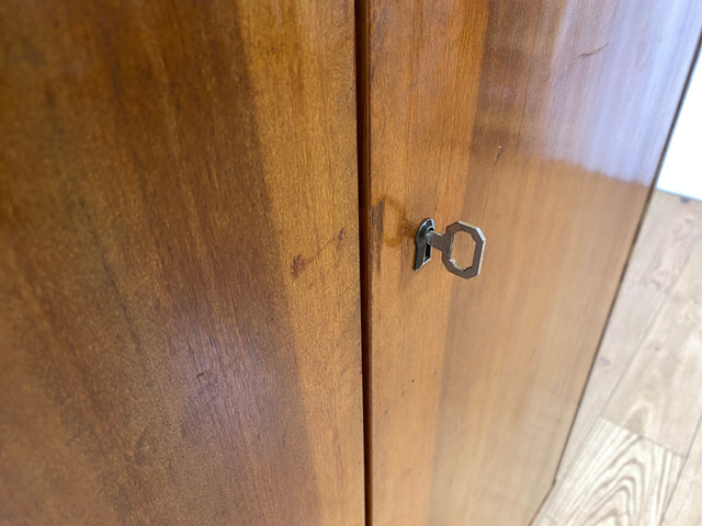 Hochwertiger 50er Jahre Kleiderschrank aus vollem Holz mit Spiegel und zeittypischen konischen Füßen I Schrank Wäscheschrank Schlafzimmerschrank Wardrobe Mid-Century 60er I