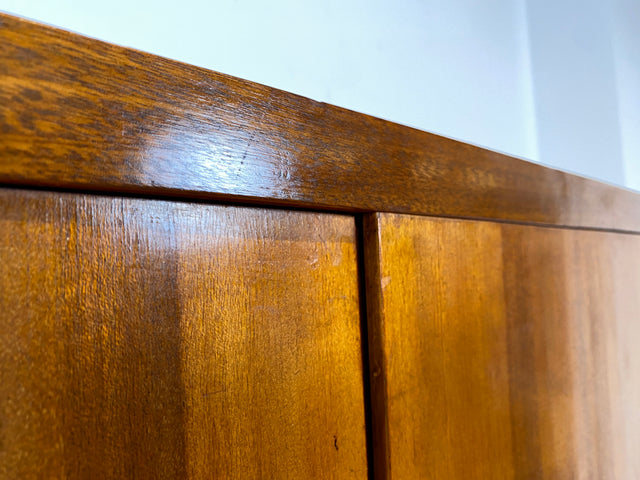 Hochwertiger 50er Jahre Kleiderschrank aus vollem Holz mit Spiegel und zeittypischen konischen Füßen I Schrank Wäscheschrank Schlafzimmerschrank Wardrobe Mid-Century 60er I