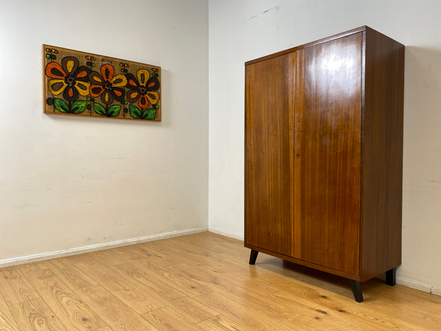 Hochwertiger 50er Jahre Kleiderschrank aus vollem Holz mit Spiegel und zeittypischen konischen Füßen I Schrank Wäscheschrank Schlafzimmerschrank Wardrobe Mid-Century 60er I