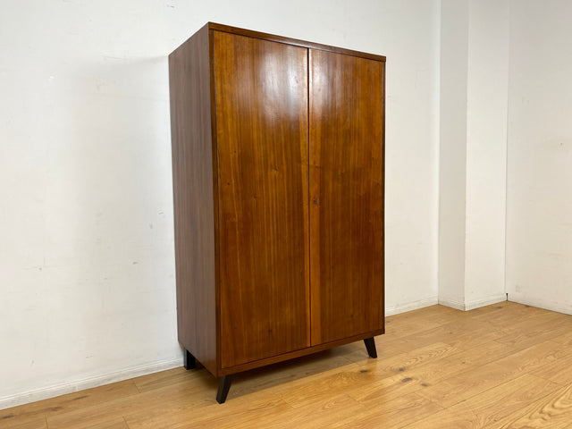 Hochwertiger 50er Jahre Kleiderschrank aus vollem Holz mit Spiegel und zeittypischen konischen Füßen I Schrank Wäscheschrank Schlafzimmerschrank Wardrobe Mid-Century 60er I