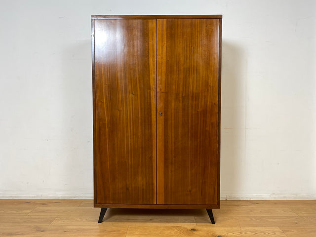 Hochwertiger 50er Jahre Kleiderschrank aus vollem Holz mit Spiegel und zeittypischen konischen Füßen I Schrank Wäscheschrank Schlafzimmerschrank Wardrobe Mid-Century 60er I