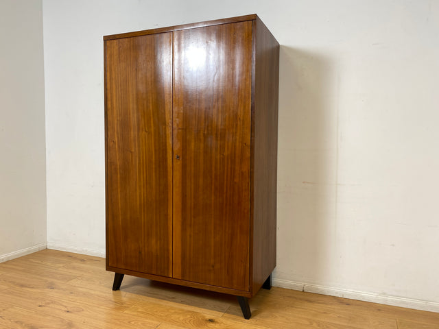 Hochwertiger 50er Jahre Kleiderschrank aus vollem Holz mit Spiegel und zeittypischen konischen Füßen I Schrank Wäscheschrank Schlafzimmerschrank Wardrobe Mid-Century 60er I