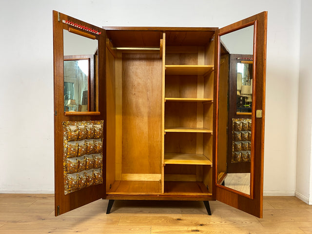 Hochwertiger 50er Jahre Kleiderschrank aus vollem Holz mit Spiegel und zeittypischen konischen Füßen I Schrank Wäscheschrank Schlafzimmerschrank Wardrobe Mid-Century 60er I