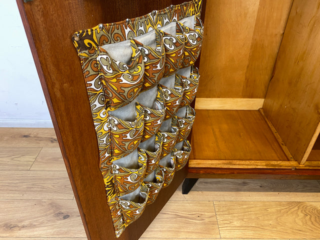 Hochwertiger 50er Jahre Kleiderschrank aus vollem Holz mit Spiegel und zeittypischen konischen Füßen I Schrank Wäscheschrank Schlafzimmerschrank Wardrobe Mid-Century 60er I
