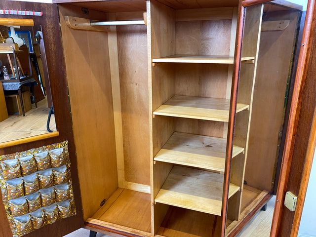 Hochwertiger 50er Jahre Kleiderschrank aus vollem Holz mit Spiegel und zeittypischen konischen Füßen I Schrank Wäscheschrank Schlafzimmerschrank Wardrobe Mid-Century 60er I
