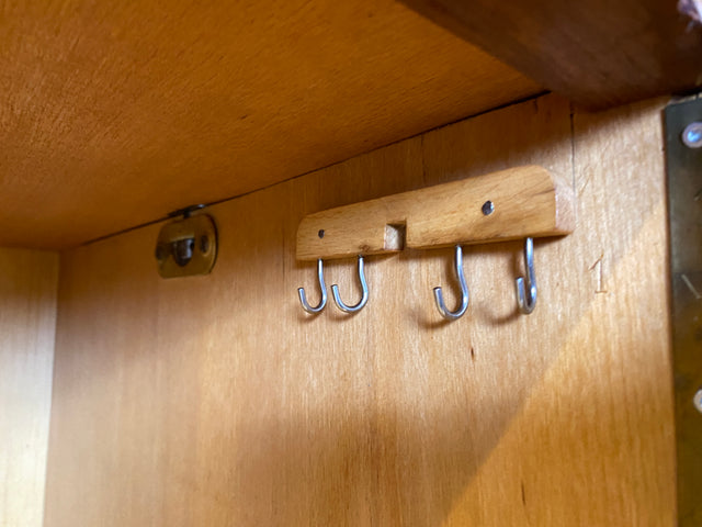 Hochwertiger 50er Jahre Kleiderschrank aus vollem Holz mit Spiegel und zeittypischen konischen Füßen I Schrank Wäscheschrank Schlafzimmerschrank Wardrobe Mid-Century 60er I